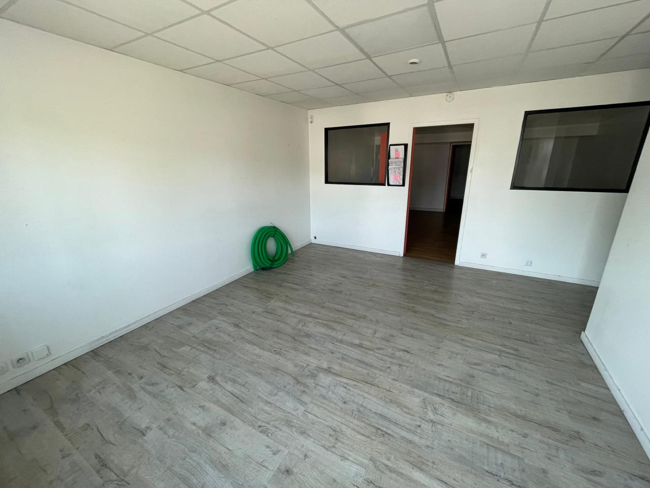 Local d'activité Saint-Jacques-de-la-Lande 200m² Location Local d'activité Saint-Jacques-de-la-Lande Ille-et-Vilaine OLACT2534450 1