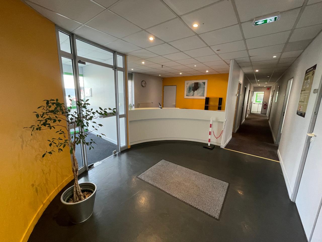 Local d'activité La Chapelle-des-Fougeretz 900m² Location Local d'activité La Chapelle-des-Fougeretz Ille-et-Vilaine OLACT2536848 1