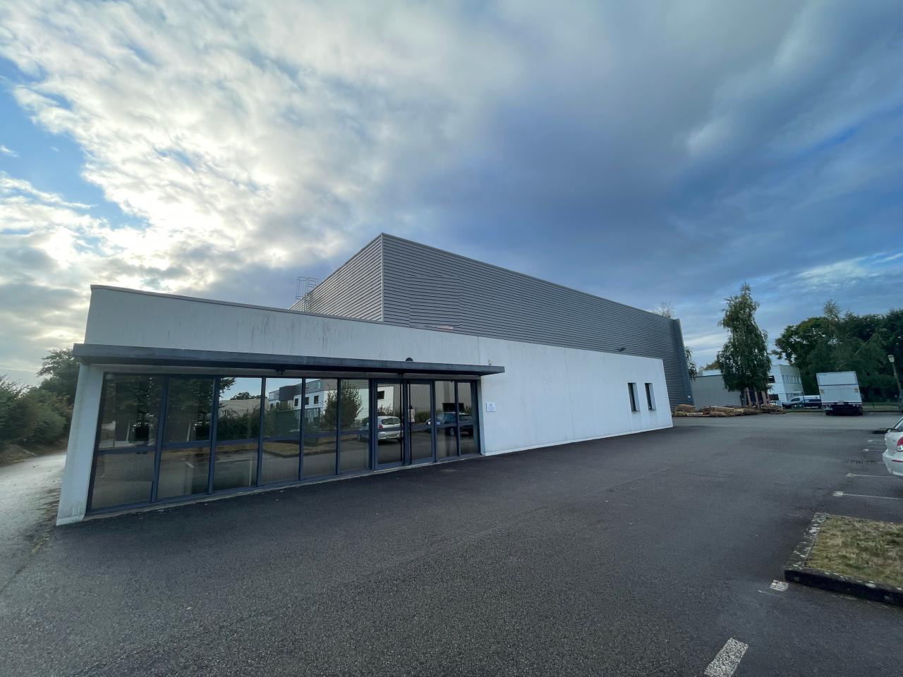 Local d'activité Vern-sur-Seiche 1800m² Location Local d'activité Vern-sur-Seiche Ille-et-Vilaine OLACT2310937 1