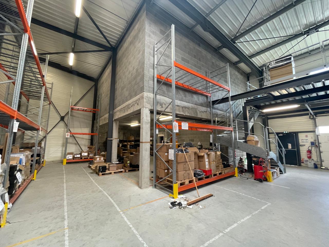 Local d'activité Noyal-Châtillon-sur-Seiche 335m² Location Local d'activité Noyal-Châtillon-sur-Seiche Ille-et-Vilaine OLACT2536796 1