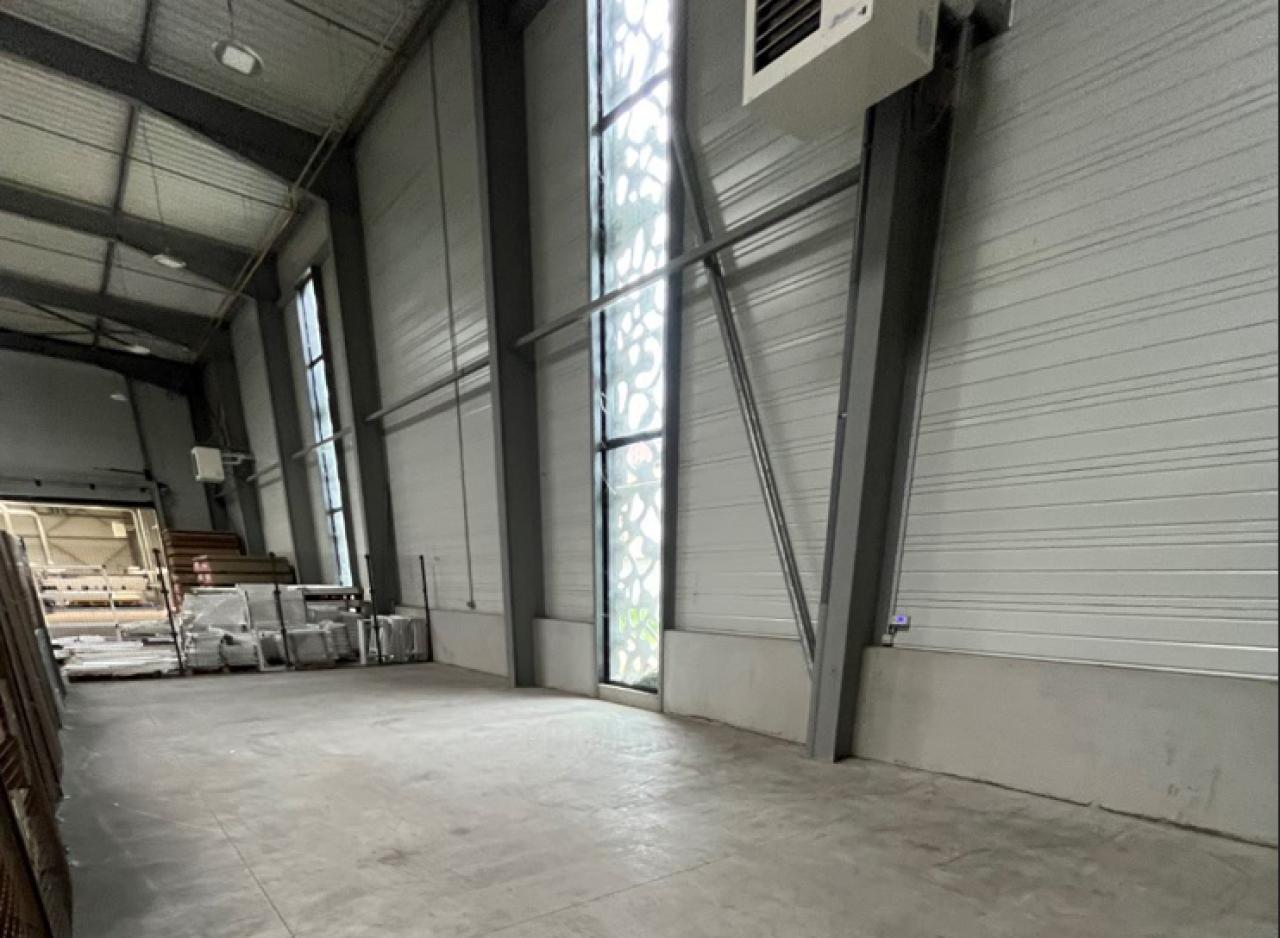 Local d'activité Saint-Quentin-Fallavier 2300m² Location Local d'activité Saint-Quentin-Fallavier Isère OLACT2532822 1