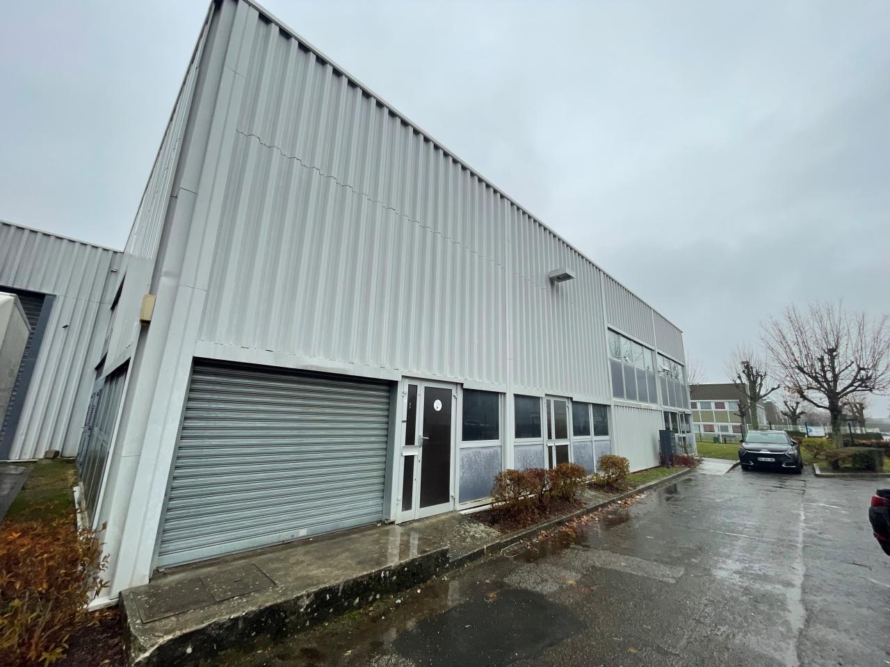 Local d'activité Montigny-le-Bretonneux 144m² Vente Local d'activité Montigny-le-Bretonneux Yvelines OVACT2537623 1