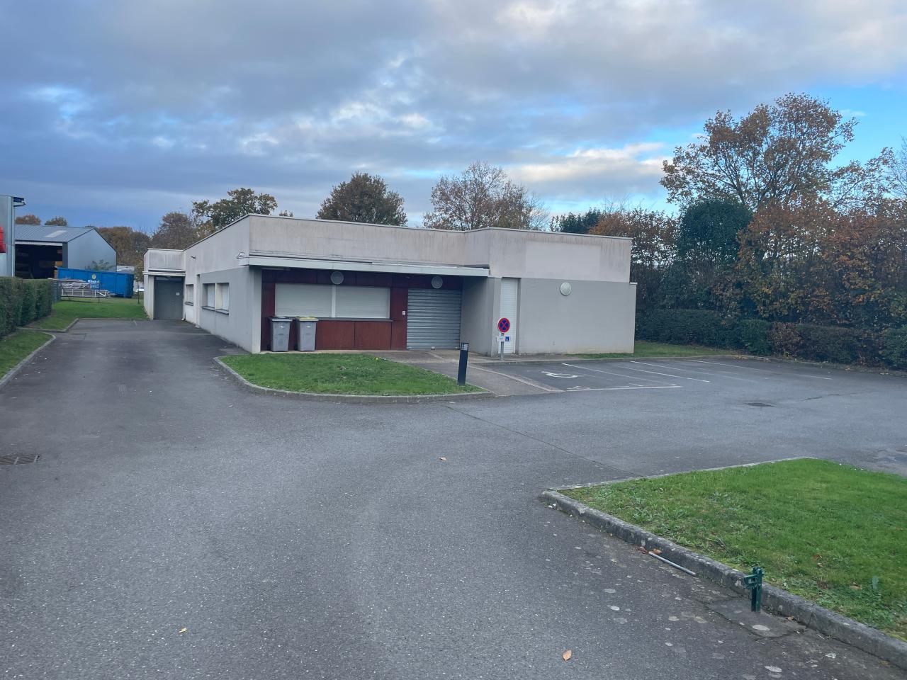 Local d'activité La Chapelle-des-Fougeretz 325m² Location Local d'activité La Chapelle-des-Fougeretz Ille-et-Vilaine OLACT2536850 1