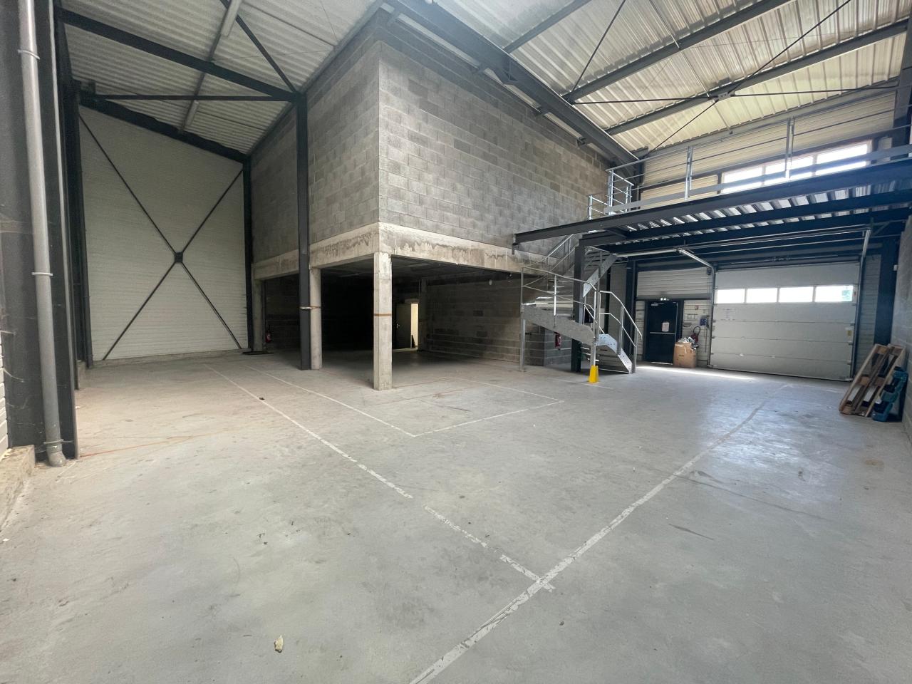 Local d'activité Noyal-Châtillon-sur-Seiche 335.48m² Location Local d'activité Noyal-Châtillon-sur-Seiche Ille-et-Vilaine OLACT2536796